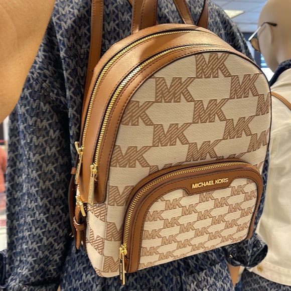 Michael Kors Jaycee Medium Logo Zip Pocket Backpack 

35S3G8TB2J
LUGGAGE - Picture 3 of 16